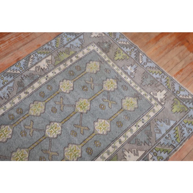 Mid 20th Century Anatolian Accent Rug rug no.j3983 For Sale - Image 5 of 6