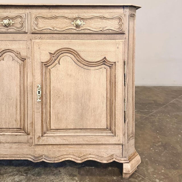 18th Century Country French Louis XIV Style Buffet in Stripped Oak For Sale - Image 12 of 18