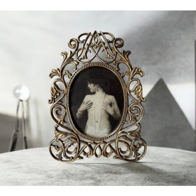 Victorian-style ornate brass oval picture frame is most likely a mid-to-late 20th-century typically manufactured between...