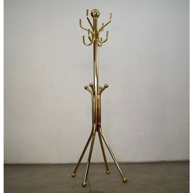 Vintage 1980's Hollywood Regency brass coat rack for sale. It's a beautiful coat rack in brass, and is all. It has eight...