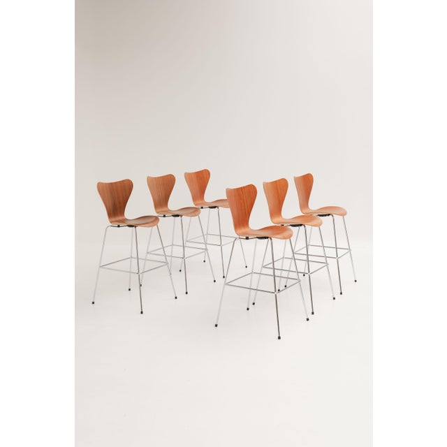 Fritz Hansen Series 7 3187 Bar Stool in Wood by Arne Jacobsen for Fritz Hansen For Sale - Image 4 of 8