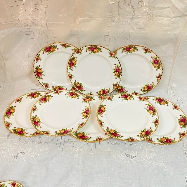 Beautiful 40 piece set of Royal Albert with 8 piece place settings (missing one bread plate and one saucer). Set includes:...