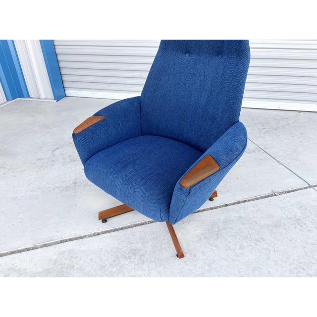 Wood 1960s Mid Century Walnut Lounge Chair and Ottoman by Adrian Pearsall for Craft Associate For Sale - Image 7 of 15