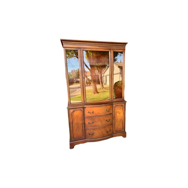 Vintage 1950 Petite Mahogany Breakfront China Hutch. Traditional Duncan Phyfe / Georgian Revival style. Features 3 glass-...