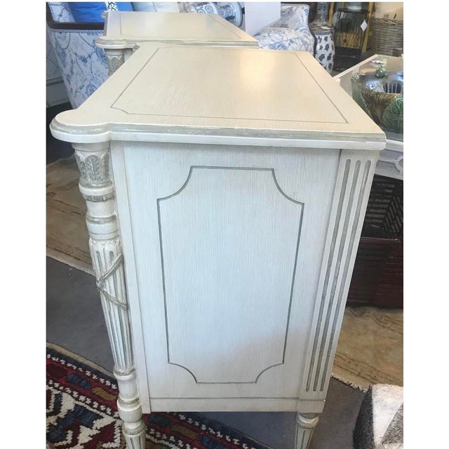 1990s Pair of Julia Gray Hand-Painted Side Tables/ Nightstands Pair in Hand-Painted Cream and Green Colorway For Sale - Image 4 of 7