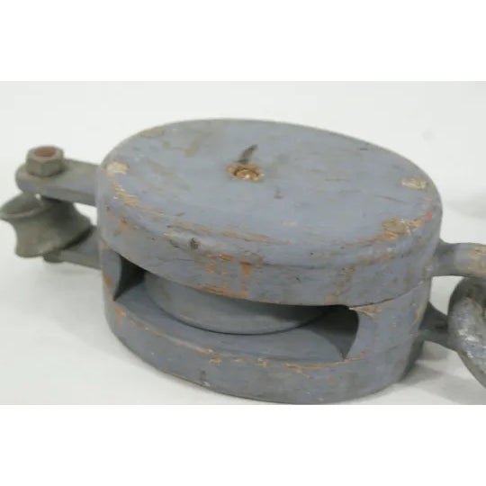 Great article on how to decorate with a pulley. Awesome blog too!