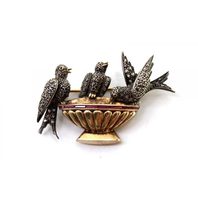 Gold and silver brooch with birds at the drinking trough, diamond chips and calibrated rubies. Metal: Gold - Silver....