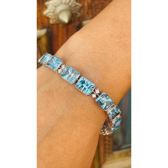 Modern 18 Karat White Gold Diamond and Fine Cut 40 Carats Blue Topaz Tennis Bracelet For Sale - Image 3 of 10