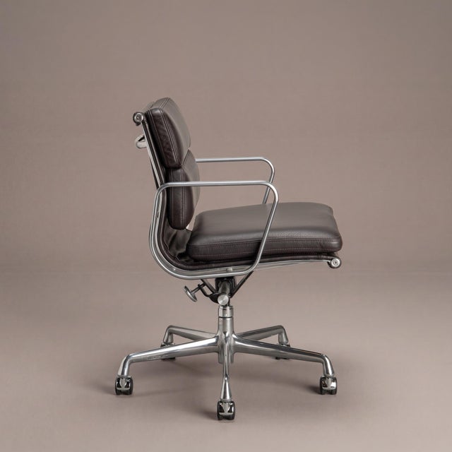 The Eames Soft Pad Management Chair is one of the most iconic office chair designs by Charles & Ray Eames, evolving from...