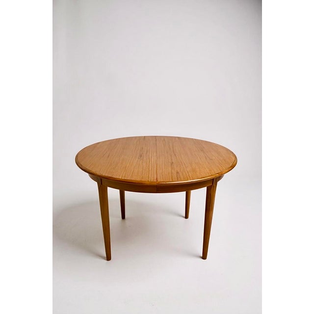Vintage Scandinavian extendable round table from the 1960s/70s in light teak, in excellent condition. Its circular top...