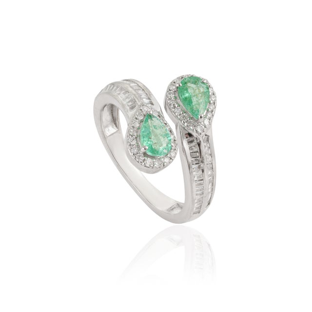 VR Jewels Contemporary Emerald Diamond Cluster Bypass Ring in 14k Gold Size 4 For Sale - Image 4 of 17