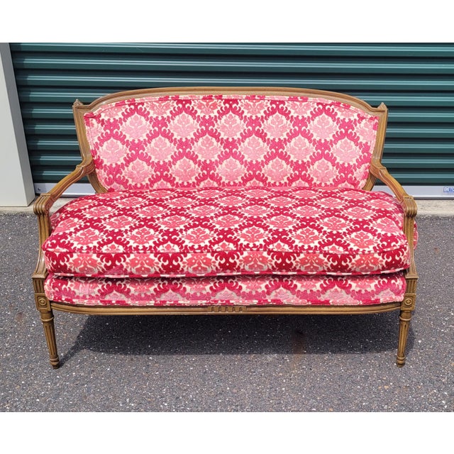 Fine 1950s Hollywood Style Velvet Settee For Sale - Image 9 of 11