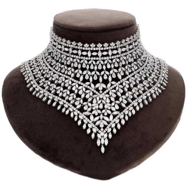 2020s Natural Diamond Necklace & Earring Suite With 135.87 Ct Diamond in 18k Gold For Sale - Image 5 of 6