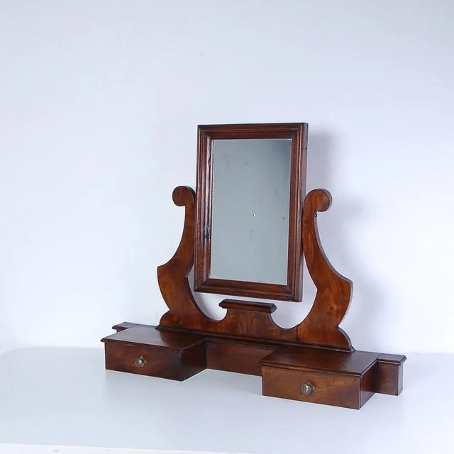 Beautiful walnut psyche of the early 1900s, a mirror previously placed as a lift on the dresser. At the base it presents a...