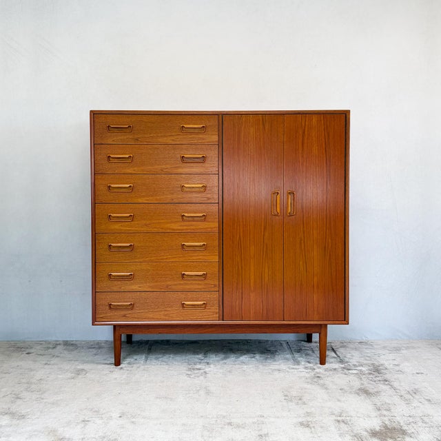There's a lovely sense of purpose to this piece - seven generous drawers on one side, eight pull-out trays behind the...