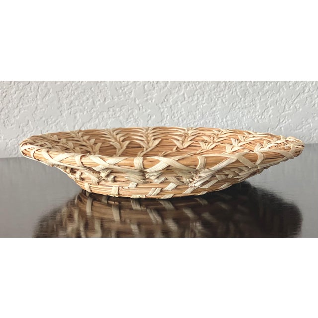 Tan Late 20th-Century Sweetgrass Gullah-Style Decorative Shallow “Bowl Basket” For Sale - Image 8 of 18