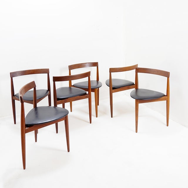 Mid century danish - 1950s measures : table : ø 105 cm - with extension leaf : 155x105 - h : 73cm chairs : 49x42cm - h:71...