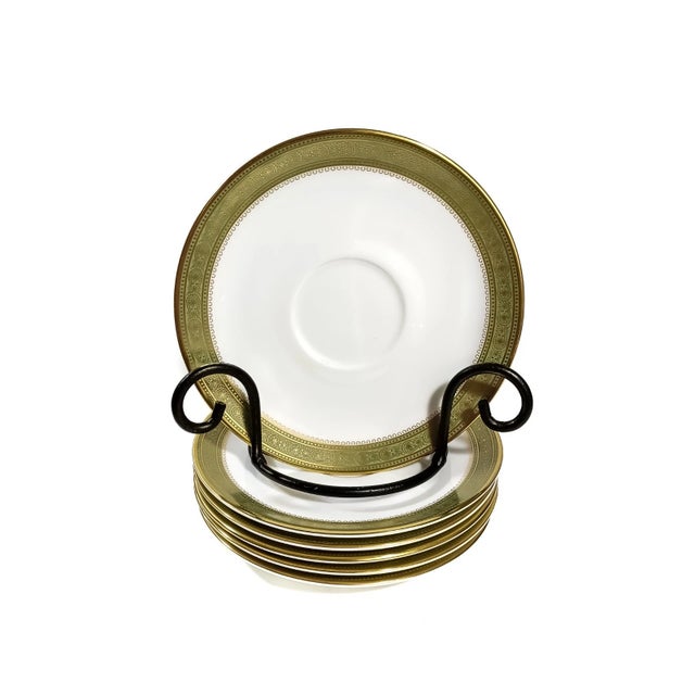 A classic Royal Doulton saucer in the elegant Belvedere H5001 pattern, crafted in fine bone china. This piece features a...