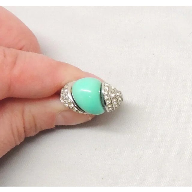 Mid-Century Modern Vintage 1960s Signed Crown Trifari Rhodium Plated Faux-Turquoise & Clear Rhinestone Ring Size 5.5-7.5 For Sale - Image 3 of 9