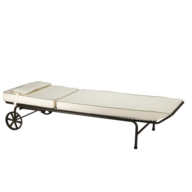 Antares is an outdoor metal lounger made in Italy, characterized by a fluid, continuous shape that naturally conforms to...