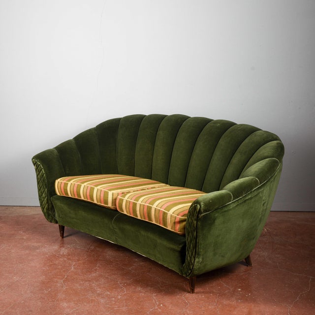 This velvet sofa, dating back to the 1930s, is a designer piece that embodies the elegance and comfort of the era. Its...