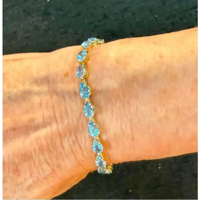 Mid 20th Century Tennis Bracelet With Pear-Shaped Blue Topaz Gemstones, 14k Gold For Sale - Image 5 of 6
