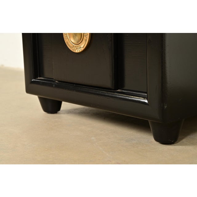 Karpen of California Mid-Century Modern Hollywood Regency Black Lacquered Nightstands | Circa 1950s For Sale - Image 11 of 15
