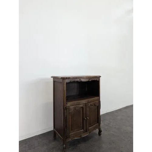 Rustic Oak Bibus Cupboard, in Very Good conditions.