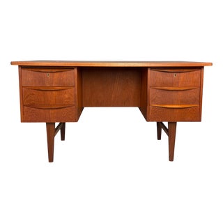 Scandinavian Modern Teak Desk with Backside Book Shelving, Denmark, 1960s For Sale