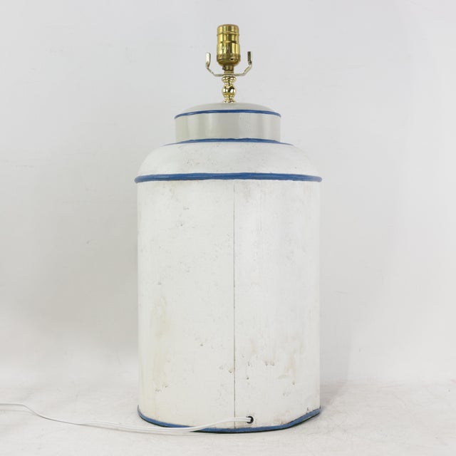 Early 21st Century Vintage Hand Painted Tole Tea Caddy Lamp White Heraldic Crest Motif Table Lamp For Sale - Image 5 of 12