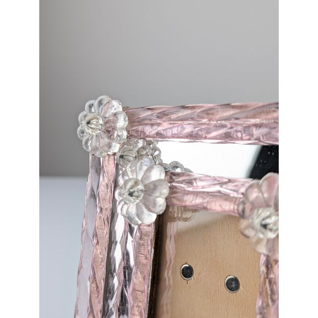 1960s Italian Photo Frame in Pink Murano Glass and Mirror with Floral Rosettes, 1960s For Sale - Image 5 of 14