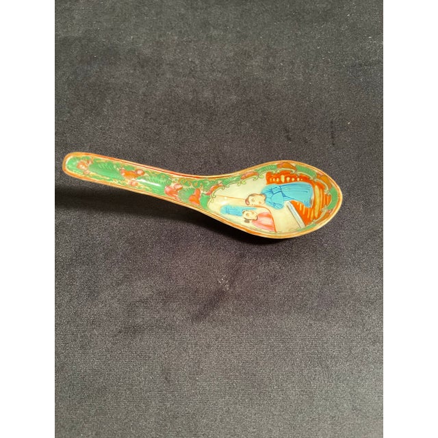 A Beautiful Chinese Qing Rose. Medallion Porcelain Soup Spoon c. 1830, hand painted in excellent condition