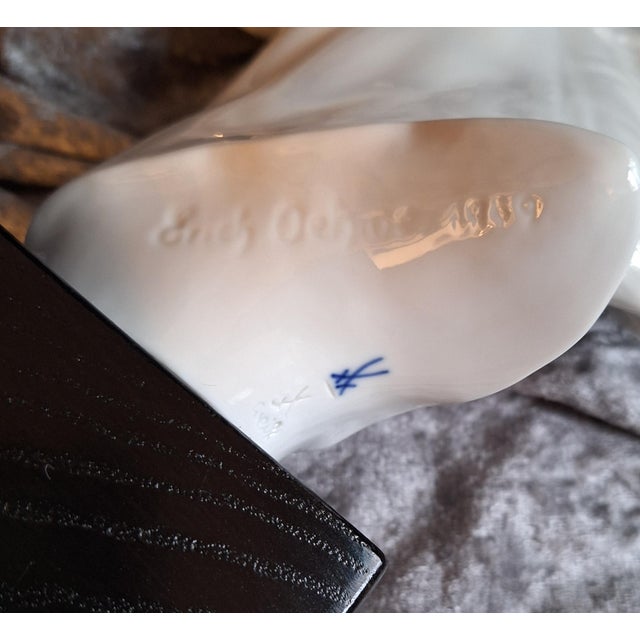 Horse Head Sculpture in White Glazed Porcelain on Black Base by Erich Oehme for Meissen, 1970s For Sale - Image 6 of 7