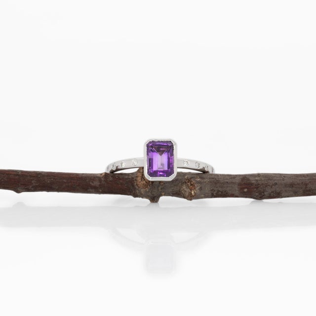 Modern 1ct Zambian Amethyst Ring With Natural Diamonds Accents: Solid 14k Gold, 7x5mm For Sale - Image 3 of 7