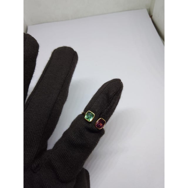 Modern Natural Tourmaline 1.68cts Ring in 18k Gold For Sale - Image 3 of 8
