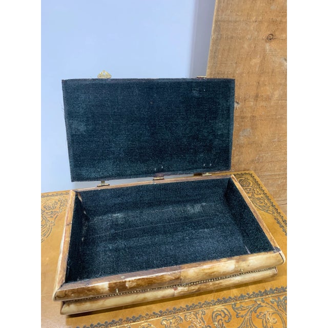 Mid 20th Century Vintage Large Bone Box With Hammered Brass Fittings & Center Medallion For Sale In Dallas - Image 6 of 8