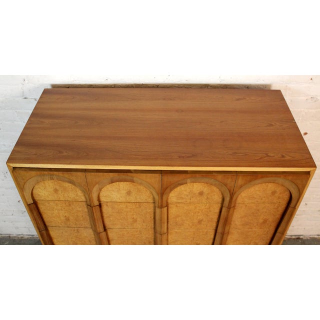 Mid 20th Century Thomasville Mid-Century 'Arched' 6-Drawer Highboy Dresser in Walnut & Burl For Sale In New York - Image 6 of 18