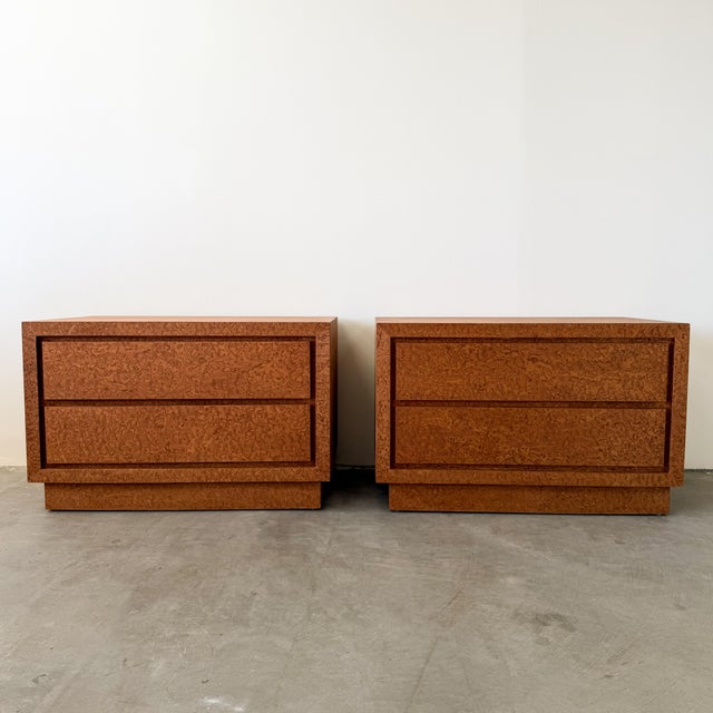 Mid-Century Modern 1980s Postmodern Nightstands in Caramel Burl Veneer – Pair For Sale - Image 3 of 10