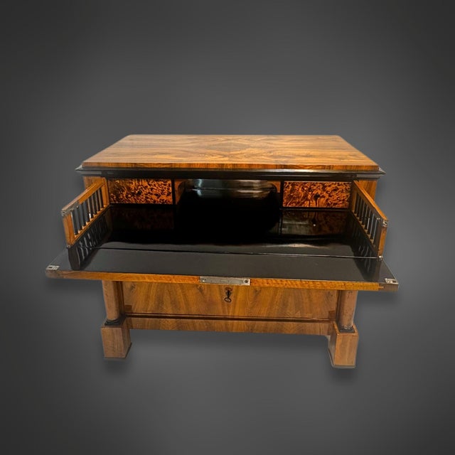 Biedermeier Writing Desk in Walnut, 1820 For Sale - Image 3 of 18