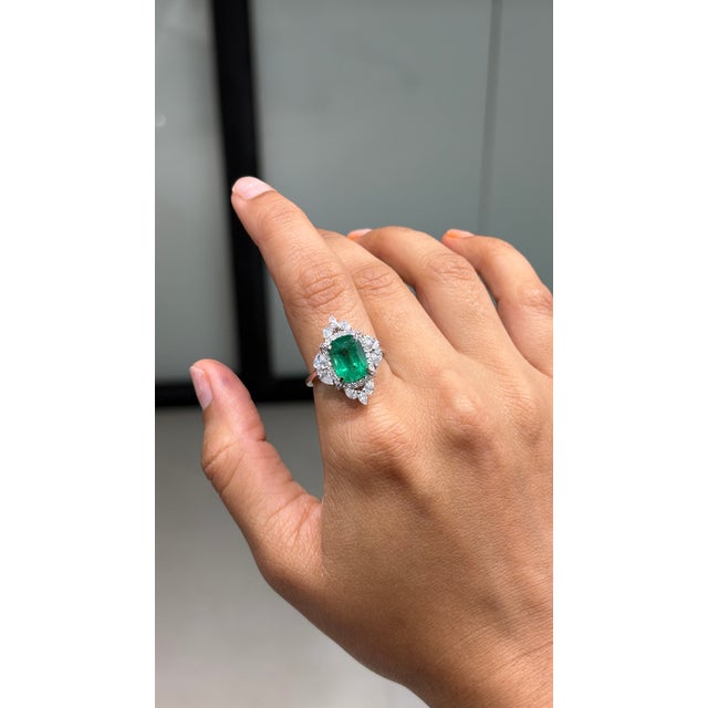 Art Deco Regal 18k White Gold 3.31ct Zambian Emerald & 1.04ct Diamond Halo Cocktail Ring Size 4 For Sale - Image 3 of 17