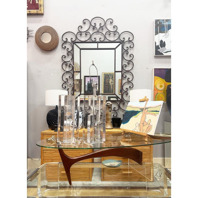 Vladimir Kagan Style Kidney Shape lucite, Walnut Coffee Table Offered for sale is a Mid-century Modern Vladimir Kagan-...