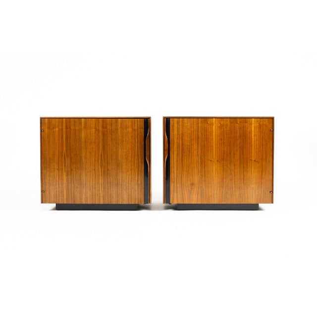 Mid-Century Modern 1970s Mid Century Vintage Walnut Nightstand Bedside Cabinet— John Kapel for Glenn of California — Pair For Sale - Image 3 of 13
