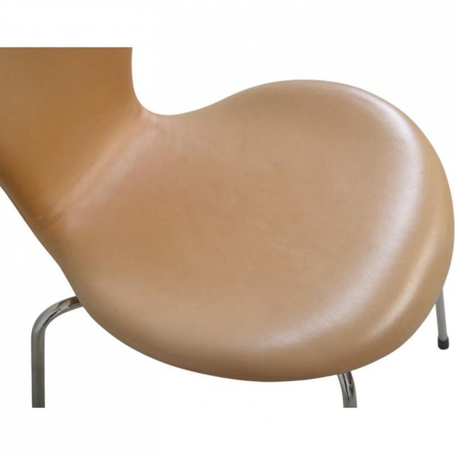 Vintage Seven Chairs in Light Anilin Leather by Arne Jacobsen, 2000s, Set of 8 For Sale - Image 15 of 18