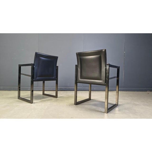 Vintage black leather dining chairs or armchairs with grey metal frames. Rare model with armrests. Good condition. 1980s -...