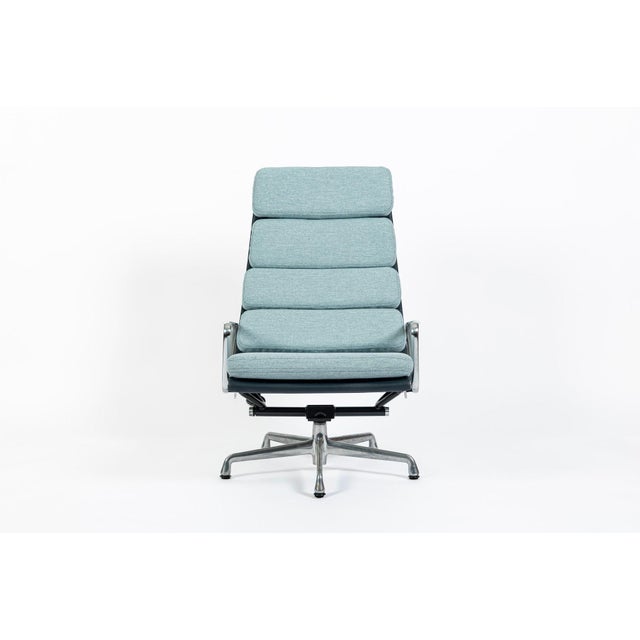 This authentic Eames Soft Pad Recliner with Arms designed by Charles and Ray Eames for Herman Miller was manufactured in...
