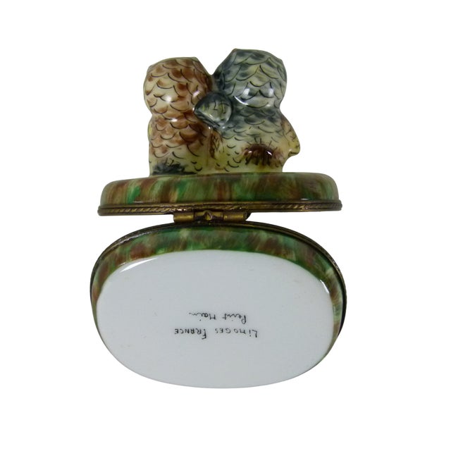 Limoges France Peint Main Porcelain Two Owls Trinket Box | Hand-Painted | Twin Heart Clasp For Sale - Image 10 of 11