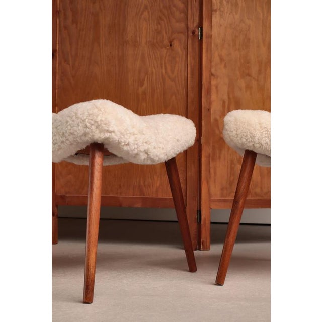 Scandinavian Modern Stools in Oakwood & Sheepskin, Denmark, 1950s, Set of 2 For Sale - Image 9 of 13