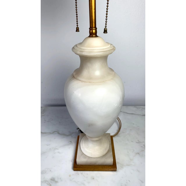 1930s Early 20th Century Neoclassical Polished Alabaster Urn Table Lamp For Sale - Image 5 of 13