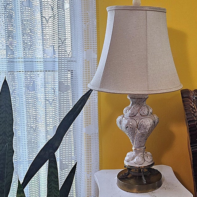 Vintage Italian Capodimonte Style Porcelain Table Lamp With Scrollwork & Bronze-Tone Base For Sale - Image 17 of 18