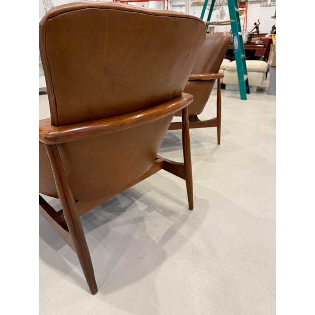 Pair of Mid Century Modern Leather Club Chairs For Sale - Image 10 of 12